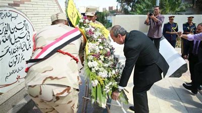 محافظ كفرالشيخ يضع إكليلا من الزهور على النصب التذكاري للجندي المجهول