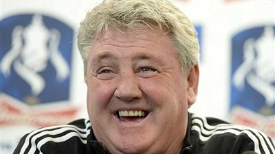 نادي أستون فيلا الإنجليزي يعلن إقالة مدربه ستيف بروس