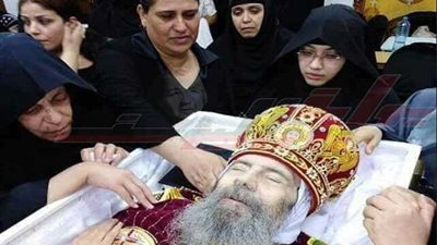 الأقباط يلقون نظرة الوداع على جثمان الأنبا بيشوي 