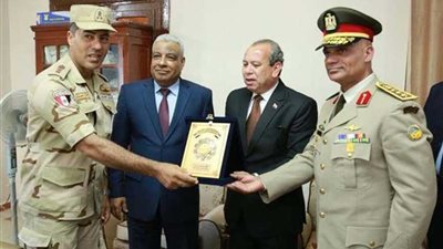 محافظ كفرالشيخ يهدي درع المحافظة لقائد المنطقة الشمالية العسكرية
