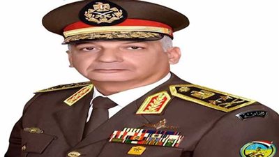 وزير الدفاع ينيب قادة الجيوش الميدانية والمناطق العسكرية لوضع أكاليل الزهور على النصب التذكارية للجندي المجهول