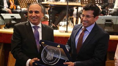 نقيب الصحفيين يكرم وزير الشباب والرياضة في احتفالية نصر أكتوبر