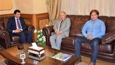 أبو ريدة يبحث مع وزير الرياضة زيادة أعداد الجماهير