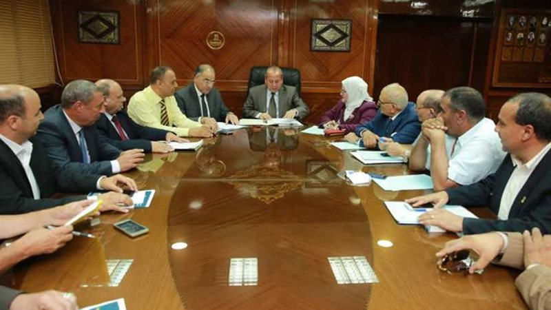 محافظ كفرالشيخ يناقش