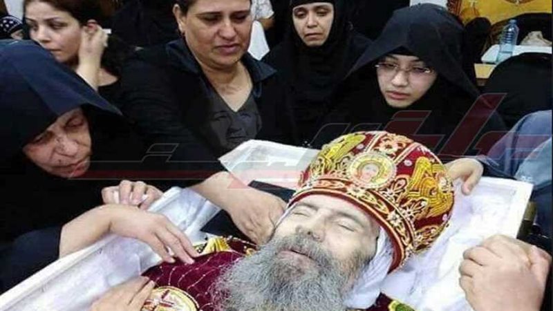 الأقباط يلقون نظرة