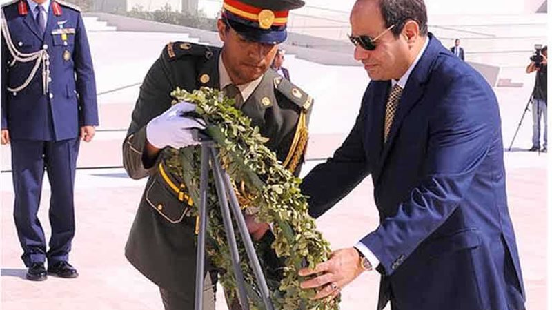 الرئيس يضع أكاليل