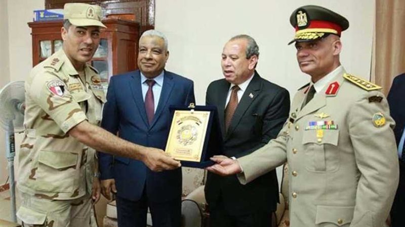 محافظ كفرالشيخ يهدي