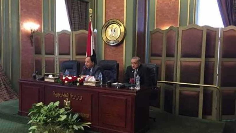 وزير المالية يلتقي