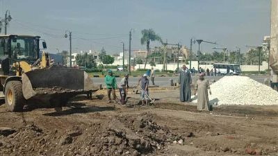 الجيزة تغلق الفتحات العشوائية بطريق الفيوم