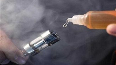 ضبط مصنع لتعبئة زيوت الشيشة الإلكترونية دون ترخيص بالمقطم