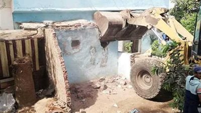 إزالة 8 حالات تعد على جسر النيل بشربين