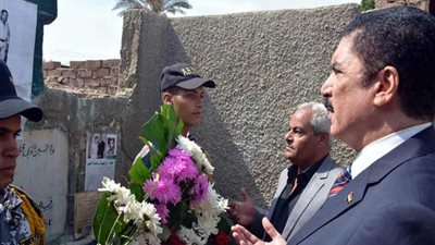 محافظة القليوبية يضع الزهور على قبر أول شهداء الجيش في حرب أكتوبر بسنديون
