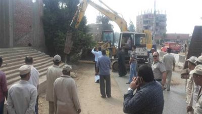 أمن المنوفية يزيل قاعتي أفراح وكافتيريا لصالح الري