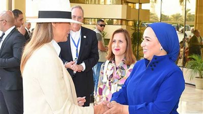 صور.. قرينة الرئيس السيسي في وداع ميلانيا ترامب بمطار القاهرة