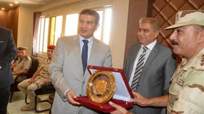 درع جامعة المنيا للقيادات العسكرية في الذكرى الـ 45 لنصر أكتوبر