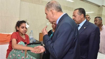 محافظ أسيوط يزور طالبة تعرضت للضرب على يد أحد المعلمين ويوقف المعلم عن العمل.. (صور)
