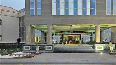 المصرية للمطارات: لاصحة لتعليق أحد العاملين ورقة بمواعيد الطيران ببرج العرب