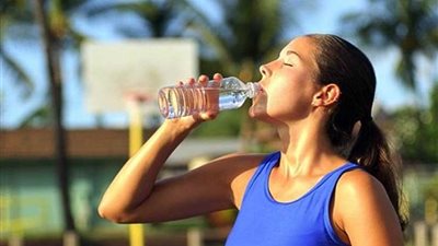 الجنس اللطيف.. أكثروا من شرب الماء!