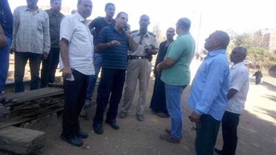 رئيس شبين الكوم يزيل القمامة على جانبي سكة حديد شنوان.. (صور)