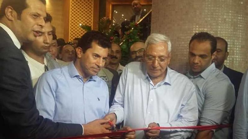 وزير الرياضة يضع