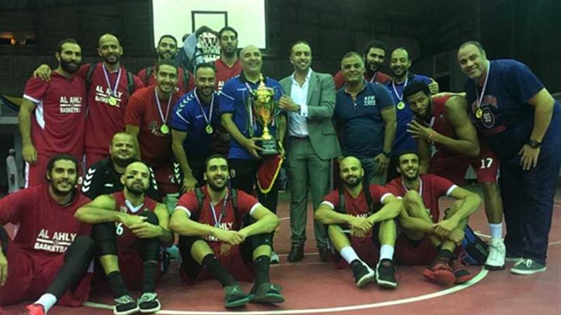 الأهلي يتوج بكأس