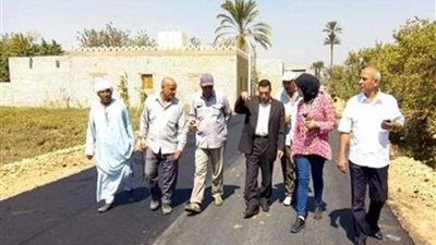 رئيس مركز ملوي بالمنيا يتابع أعمال رصف طريق الطرايده