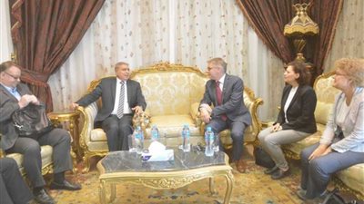 محافظ المنيا والسفير الكندي يسلمان ١٠٠ وحدة لإنتاج البيوجاز بأبوقرقاص