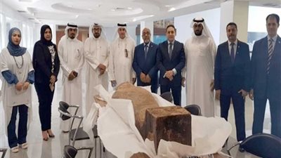 الخارجية تسلم وزارة الآثار غطاء تابوت مصري تم ضبطه بالكويت