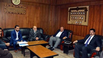 محافظ القليوبية يستقبل متبرعا بقطعة 