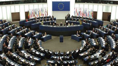 البرلمان الأوروبي يصوت لصالح حظر الأواني البلاستيكية