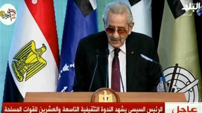 قائد الفرقة 19 مشاة يُهدي الرئيس كتابًا لرجال فرقته (فيديو)