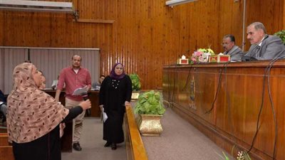 محافظ أسيوط يكرّم طبيبين ورئيس هندسة شرق.. صور