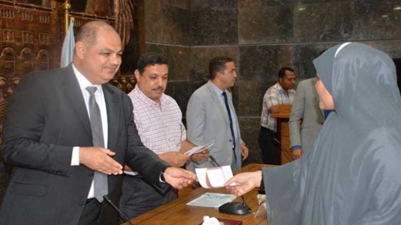 السعيد يوزع شهادات