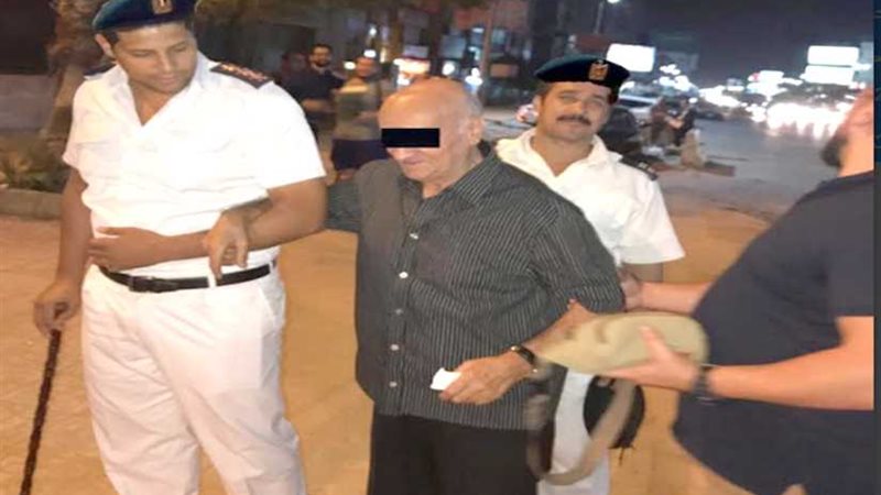 قوة أمنية تعيد مسنًا