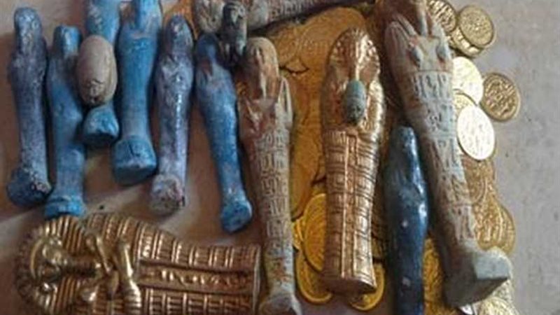 ضبط تماثيل وعملات