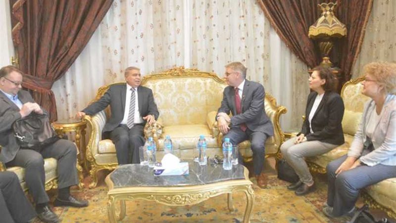 محافظ المنيا والسفير