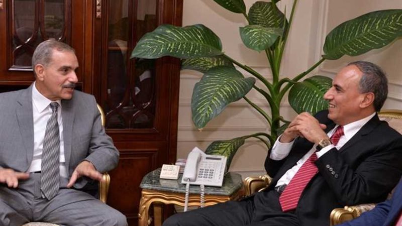 نقيب الصحفيين يلتقي