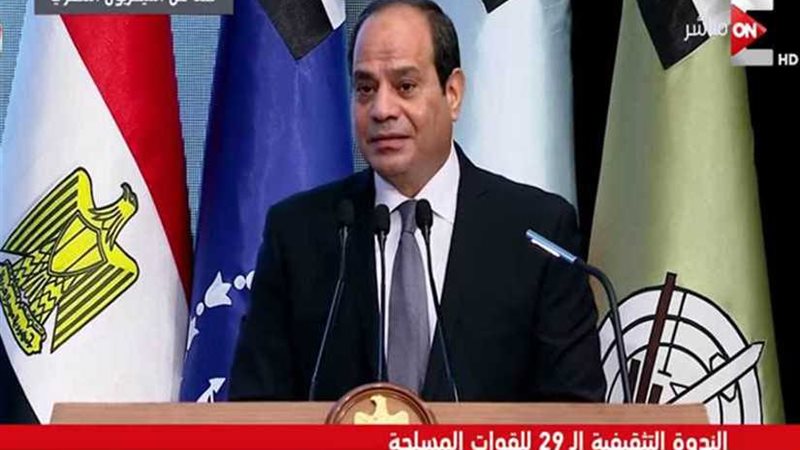 السيسي يكرم عددا