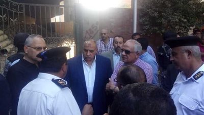 محافظ الجيزة يشارك فى عمليات اطفاء حريق مخزن اشغالات حى الهرم