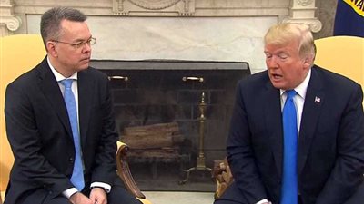 ترامب يلتقي القس برانسون في البيت الأبيض