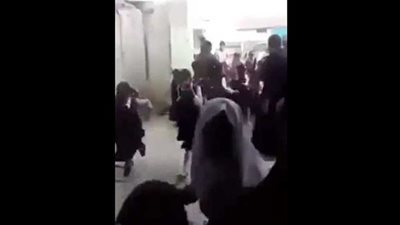 شاهد ..هلع وحالات إغماء بين التلاميذ بعد إطلاق نار قرب مدرسة ببغداد