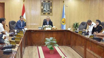 محافظ أسيوط يستقبل ممثلي برنامج 