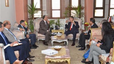 محافظ بني سويف يستقبل وفدًا من وزارة التنمية المحلية