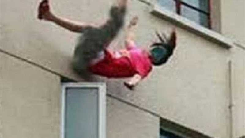 مصرع طالبة سقطت من