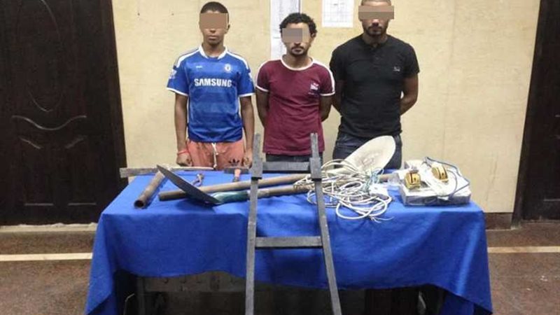 القبض على 4 عاملين