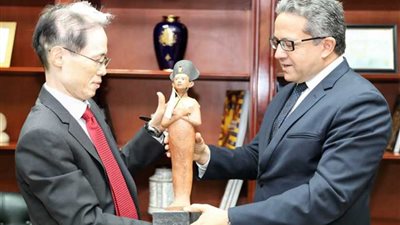 وزير الآثار يستقبل سفير اليابان بالقاهرة