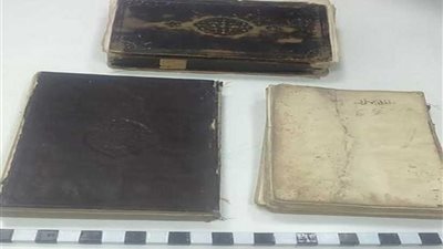 ضبط كتاب مخطوط أثري بجمرك قرى بضائع مطار القاهرة الدولي.