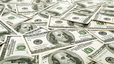 الدولار الأمريكي يتراجع متأثرا بخسائر أسواق الأسهم العالمية