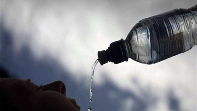 يتعارض مع نصائح الأطباء ..امرأة لم تشرب الماء منذ 64 عاما