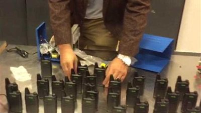 بالصور .. إحباط تهريب 200 لاسلكي للبلاد بمطار القاهرة